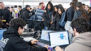 Alrededor de 12.000 jóvenes de los distintos municipios del Baix Llobregat se desplazarán durante tres días a Viladecans para acudir a la primera Feria de Formación Profesional de la comarca, una cita que este miércoles 5 de febrero ha empezado a recibir a los primeros asistentes en el edificio Cúbic, un espacio que esta semana expone la oferta formativa de FP de la comarca.