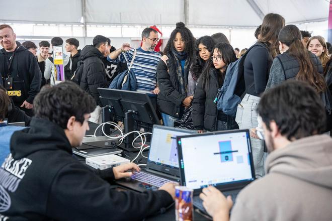 Alrededor de 12.000 jóvenes de los distintos municipios del Baix Llobregat se desplazarán durante tres días a Viladecans para acudir a la primera Feria de Formación Profesional de la comarca, una cita que este miércoles 5 de febrero ha empezado a recibir a los primeros asistentes en el edificio Cúbic, un espacio que esta semana expone la oferta formativa de FP de la comarca.