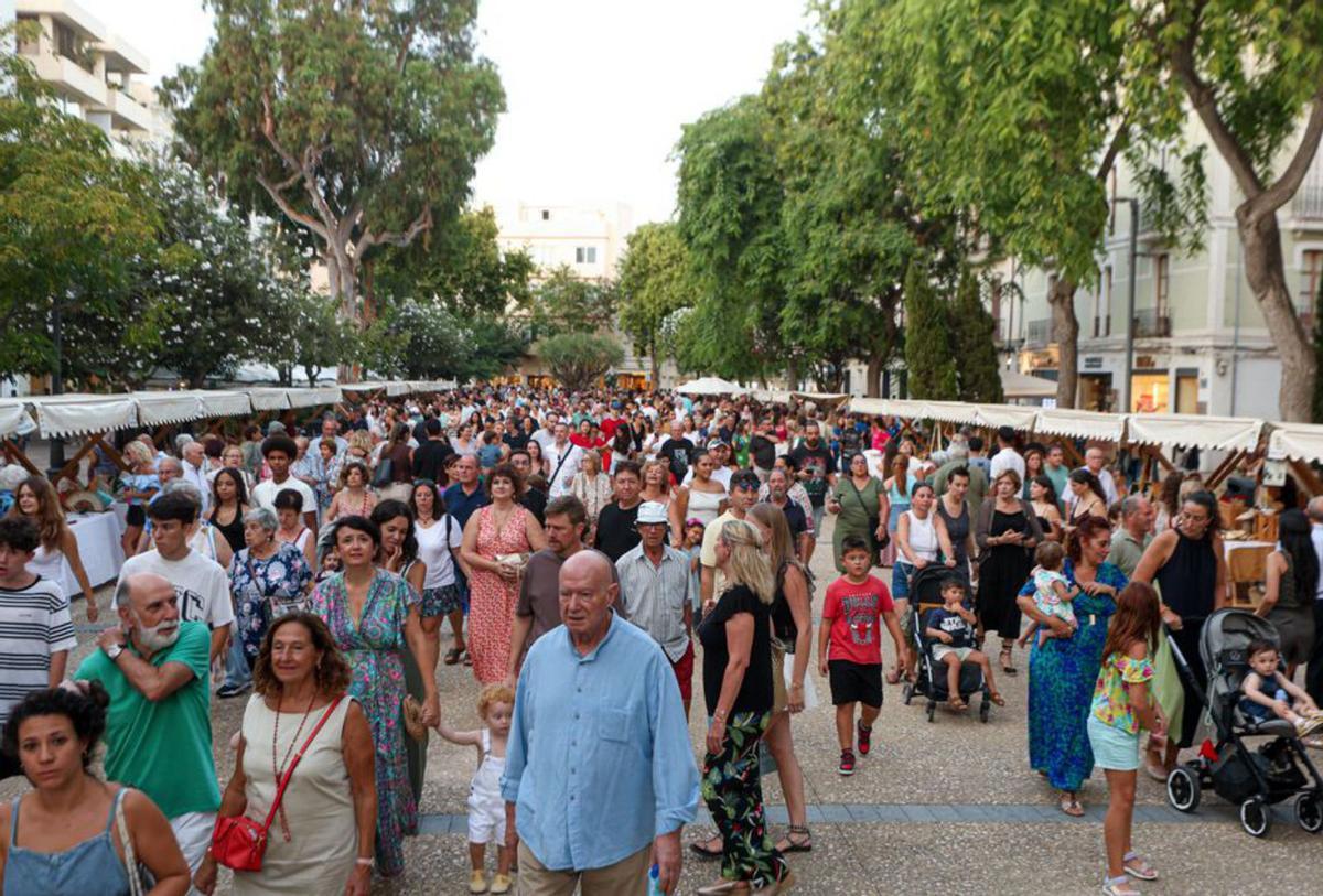 El paseo, repleto de residentes y turistas en la tarde del sábado.