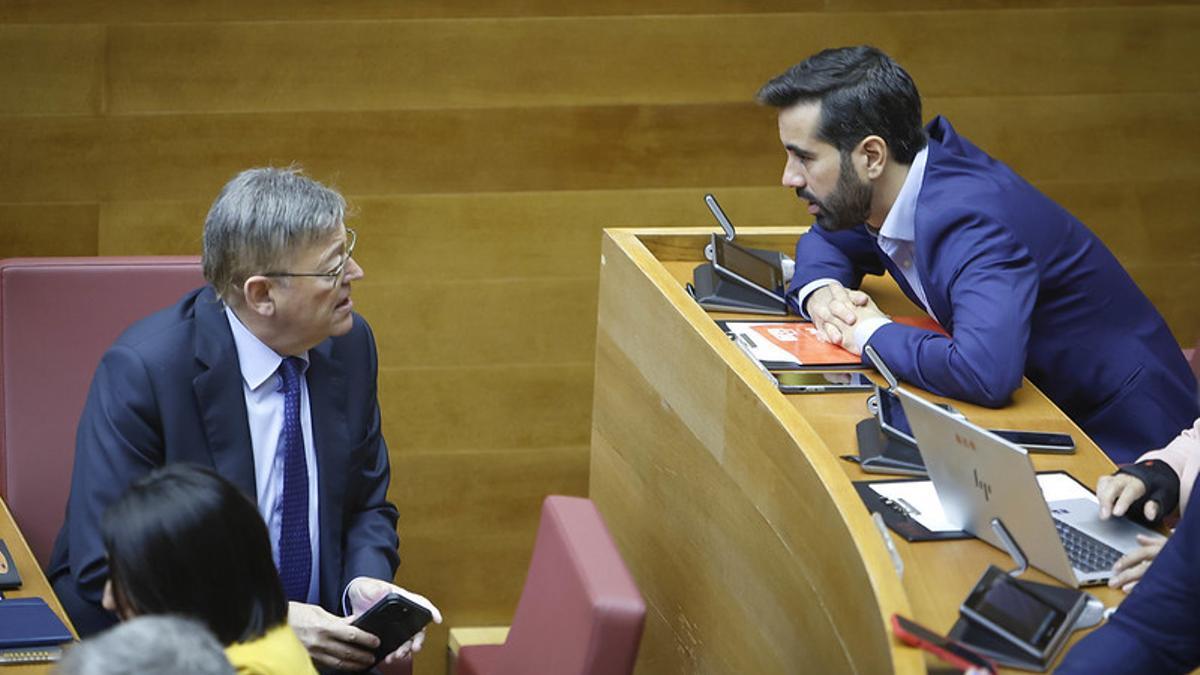 Ximo Puig y José Muñoz hablan durante el pleno de las Corts.