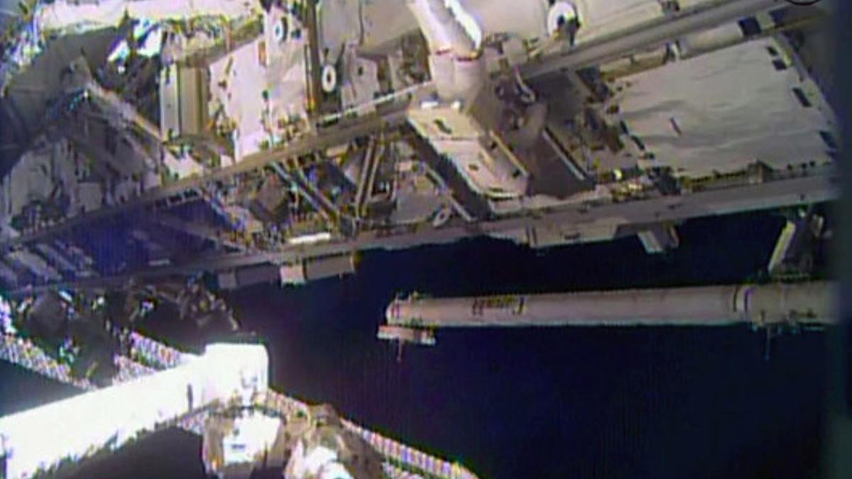 El astronauta Rick Mastracchio realiza una caminata espacial fuera de la Estación Espacial Internaciona (EEI).