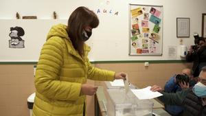 Borràs deposita su voto en Sarrià.