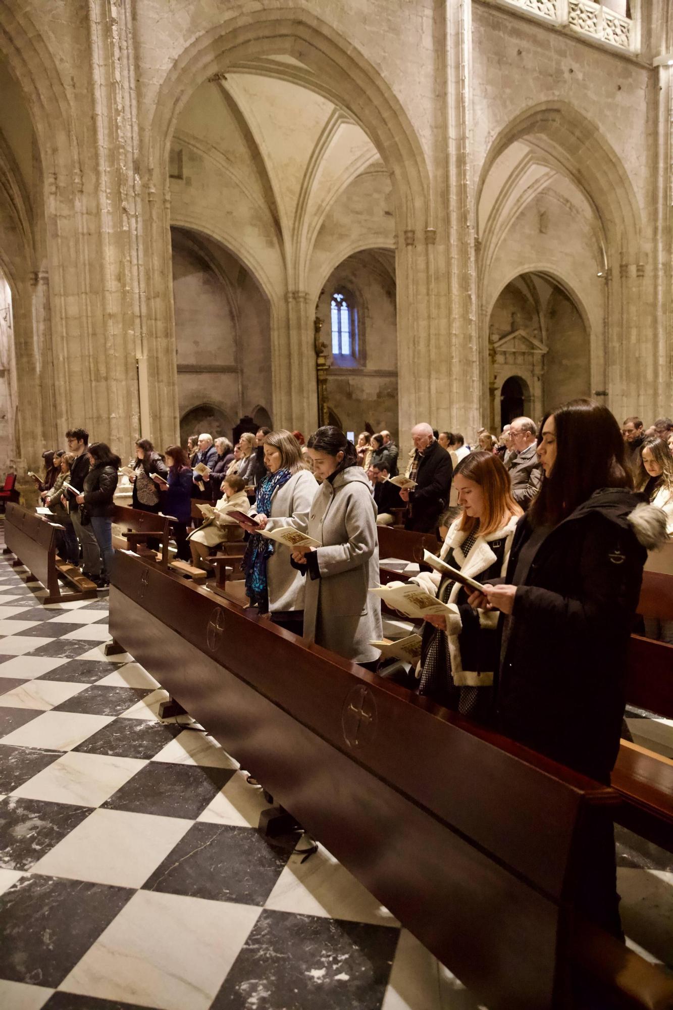 En imágenes: Rito de admisión al catecumenado de adultos en la catedral de Oviedo