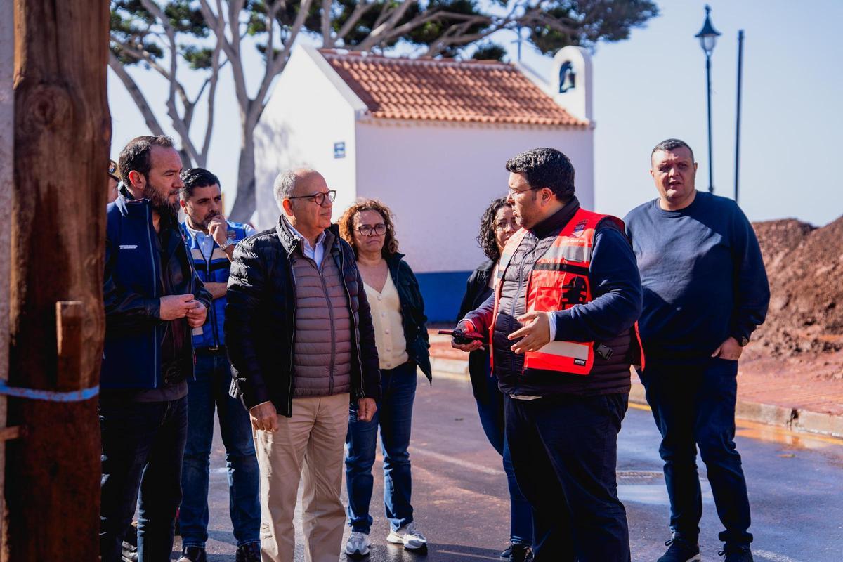 Casimiro Curbelo, en el centro de la imagen, atiende las indicaciones de un técnico en una visita a una zona con desperfectos.