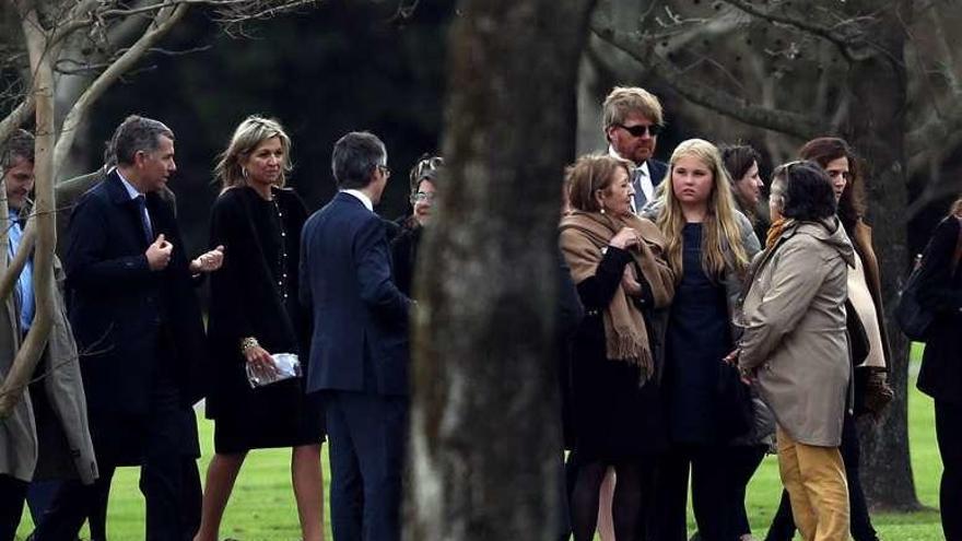 Varios de los asistentes al funeral.