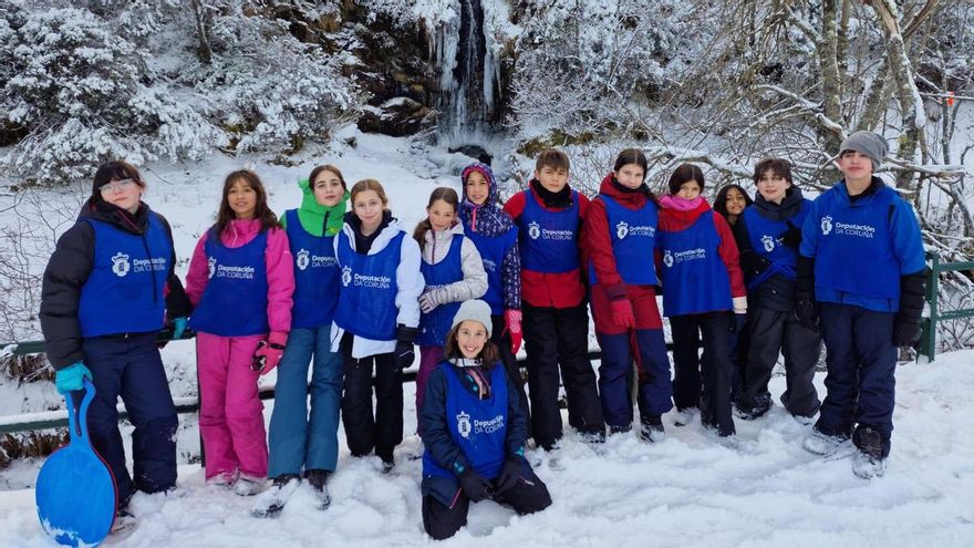 Un centenar de escolares de A Coruña viajan a Pajares para practicar esquí