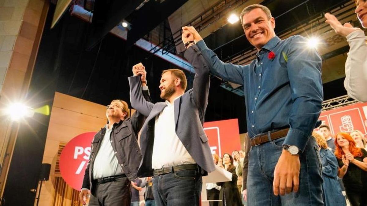 Luis Salaya, entre Guillermo Fernández Vara y Pedro Sánchez, este jueves por la tarde en el auditorio de Cáceres.