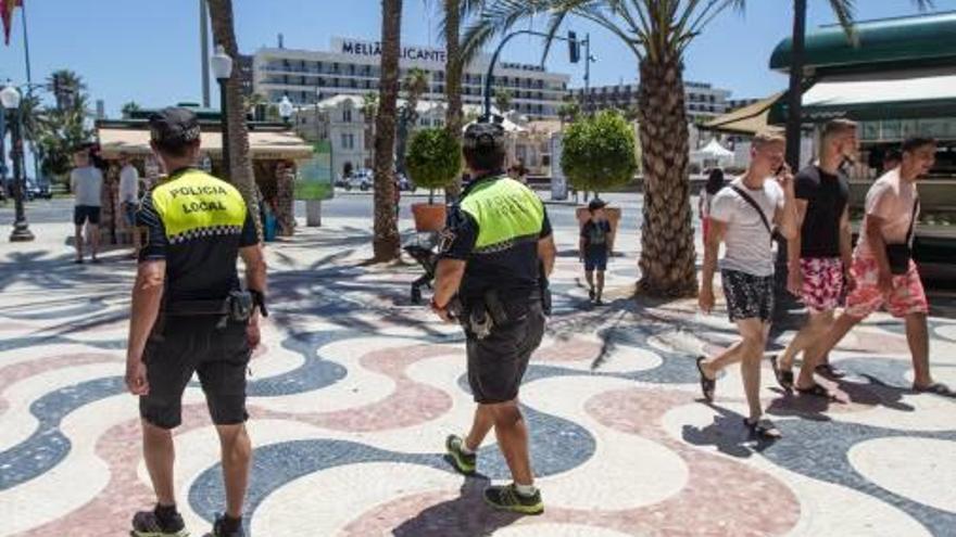 Dos agentes en la Explanada, en una imagen de este verano.