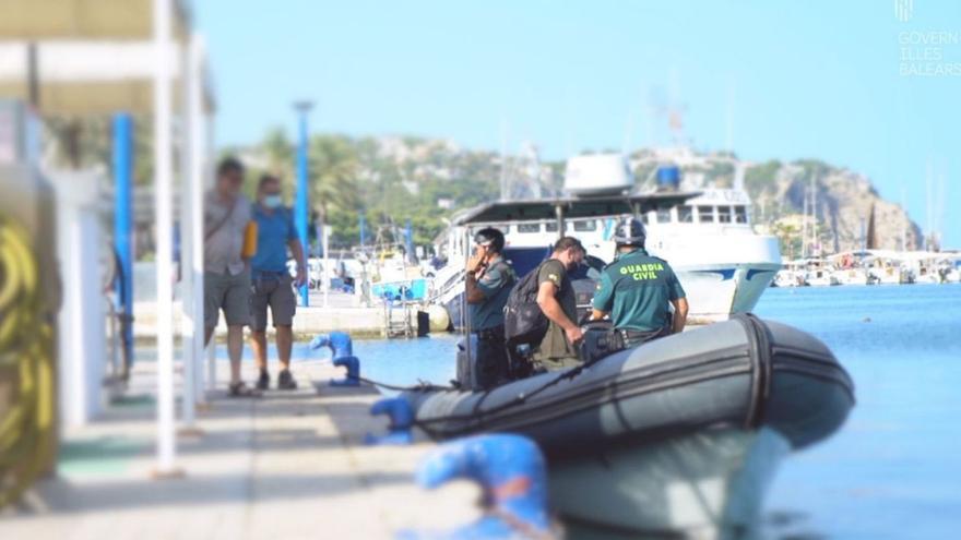 La Guardia Civil colabora en el control de los barcos que realizan excursiones con turistas.
