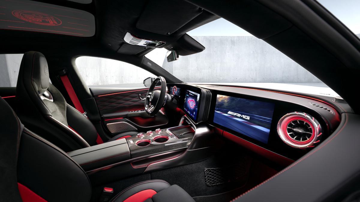 Desde el asiento del acompañante se aprecia la doble pantalla digital y las salidas de aire redondas iluminadas, un guiño al diseño clásico de AMG.