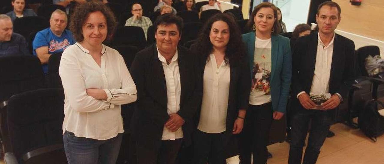 Iria Otero, Xulia Bande y Mónica Albor con Susana López (Igualdades) y Juan Casares (Evega). // I. Osorio
