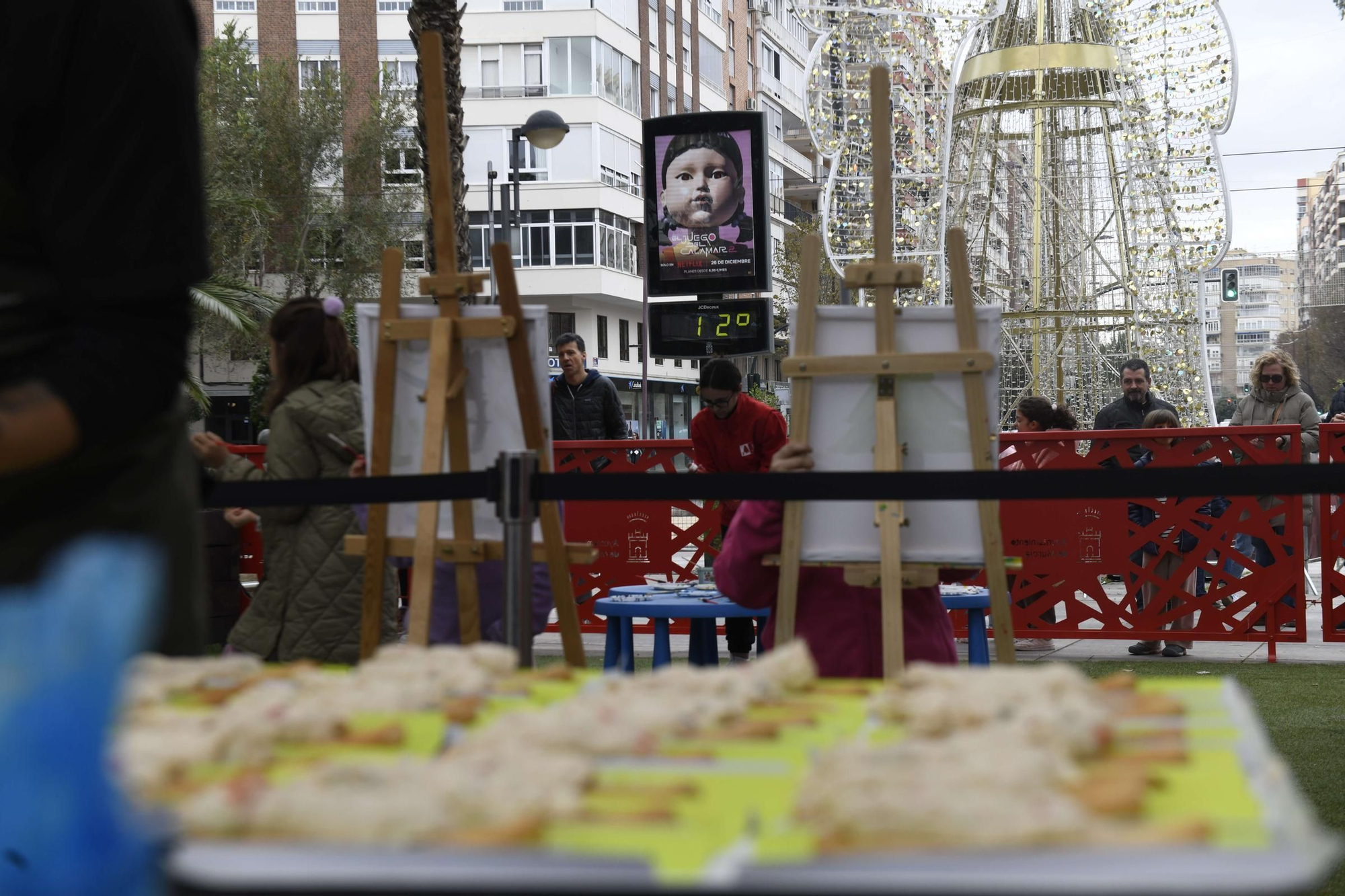 Reparto de pasteles de carne y marineras en la Plaza Circular de Murcia
