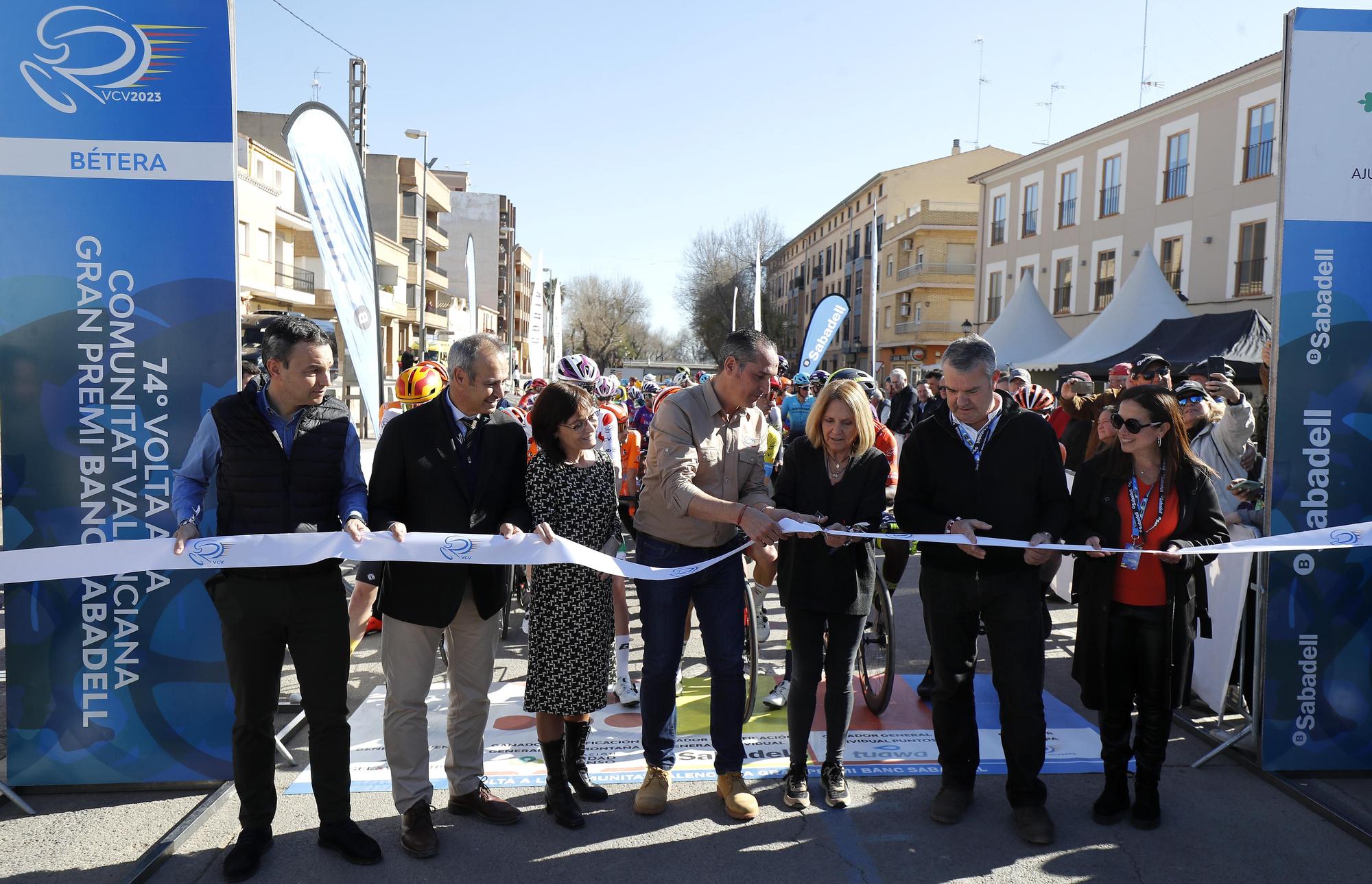 Salida de la Volta Ciclista a la Comunitat Valenciana desde Bétera