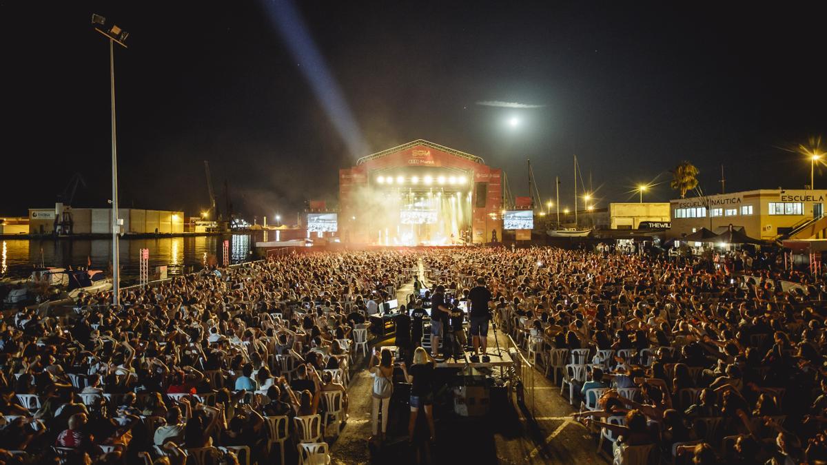 El cantante asturiano agotó el sábado todas las entradas del concierto y el recinto del Grau estaba al completo.