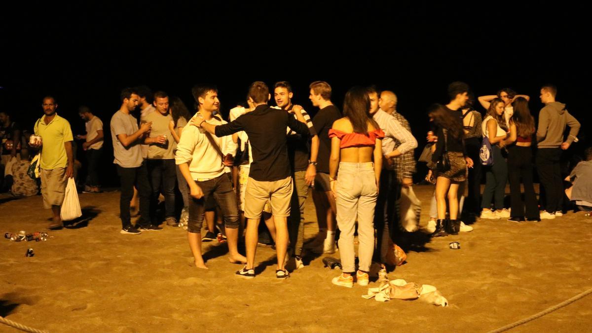 Diversos joves al botellot de la platja de la Barceloneta