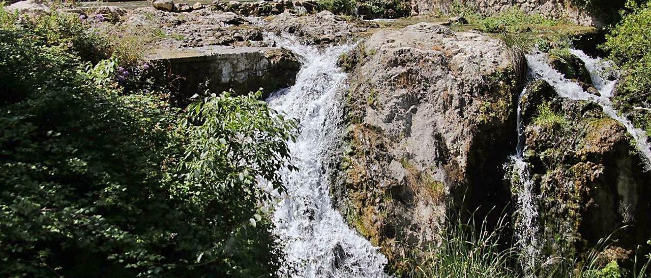 El agua mana de forma natural desde el acuífero y forma llamativas cascadas en su recorrido.