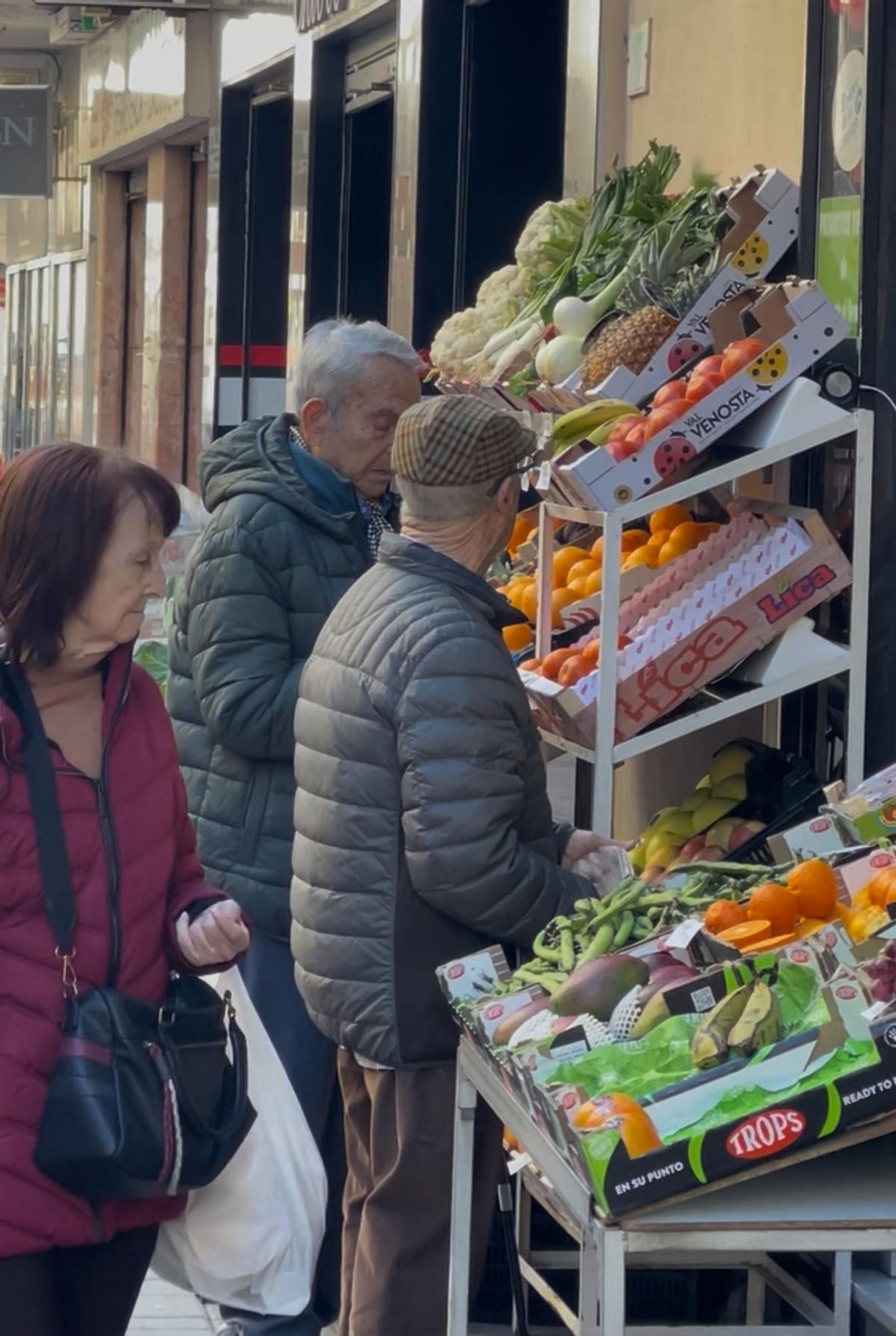 Gente comprando frutas y verduras en calle Miguel Moya