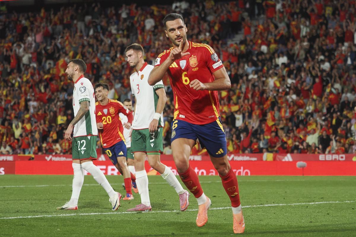 Mikel Merino celebra uno de sus dos goles en el partido de clasificación para el Mundial 2026 ante Bulgaria en Zorrilla