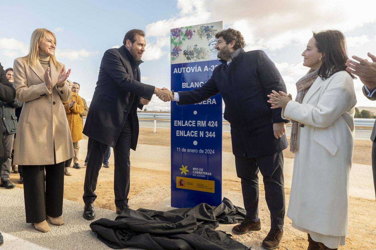 El ministro de Transportes, Óscar Puente, y el presidente de Murcia, Fernando López Miras, en la inauguración.