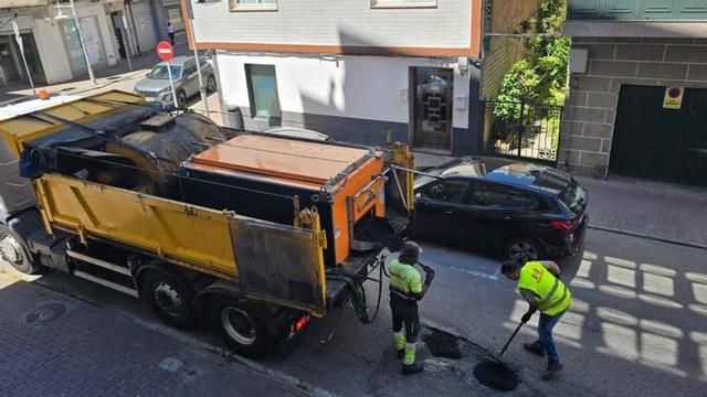 Parcheo de baches, este junio, en la calle Noria. | SANTOS ÁLVAREZ