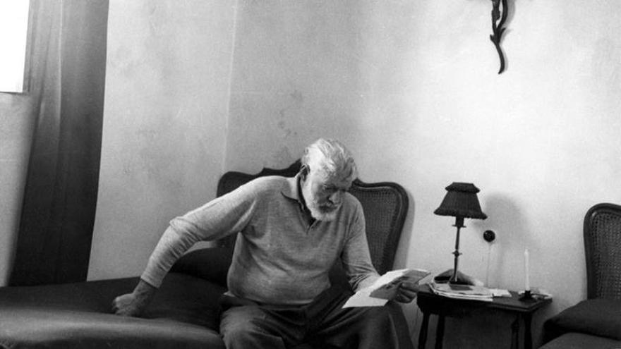 Ernest Hemingway leyendo una carta en La Cónsula.