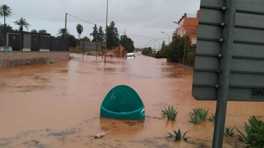 El barranco de Barxeta inunda la pedanía de Cogullada en Carcaixent