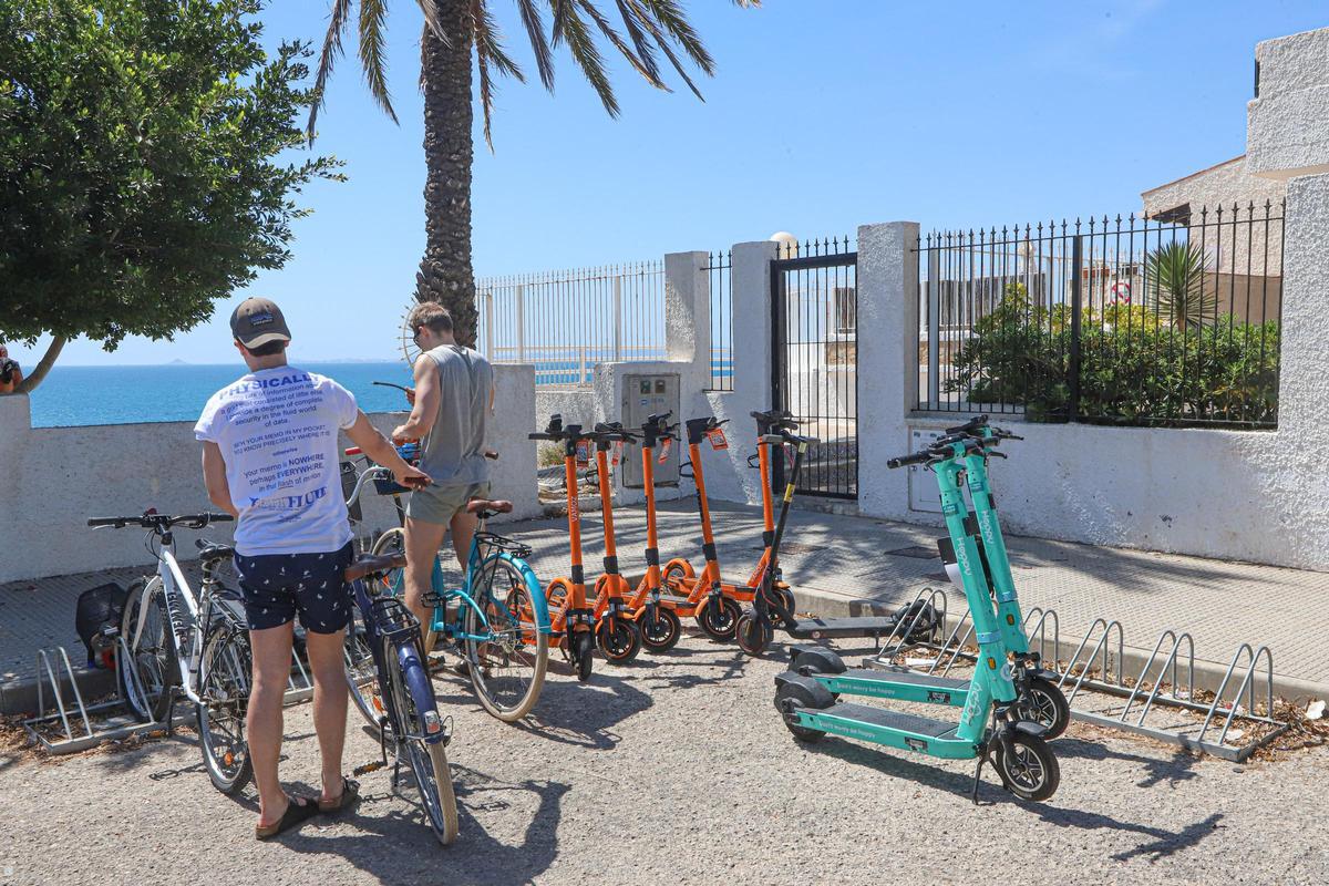 Patinetes eléctricos de alquiler aparcados en el paseo entre Aguamarina y La Caleta, en una imagen de archivo