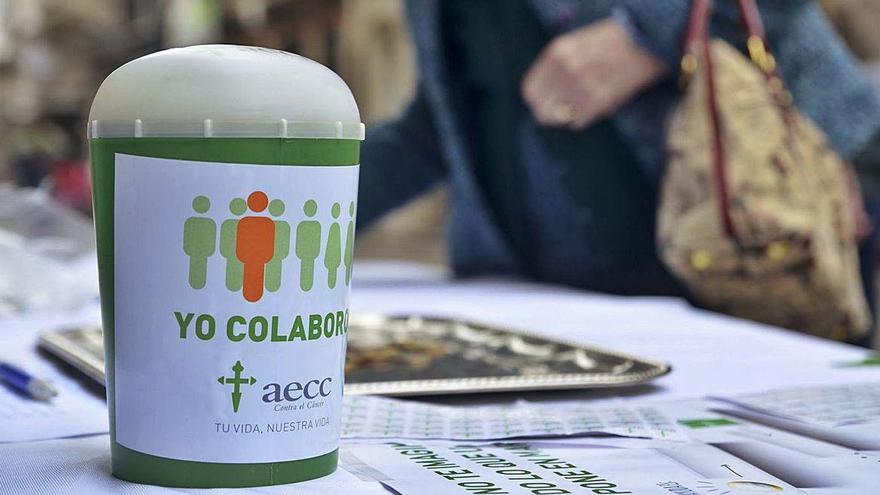 Una mesa de cuestación de la Asociación Española contra el Cáncer.