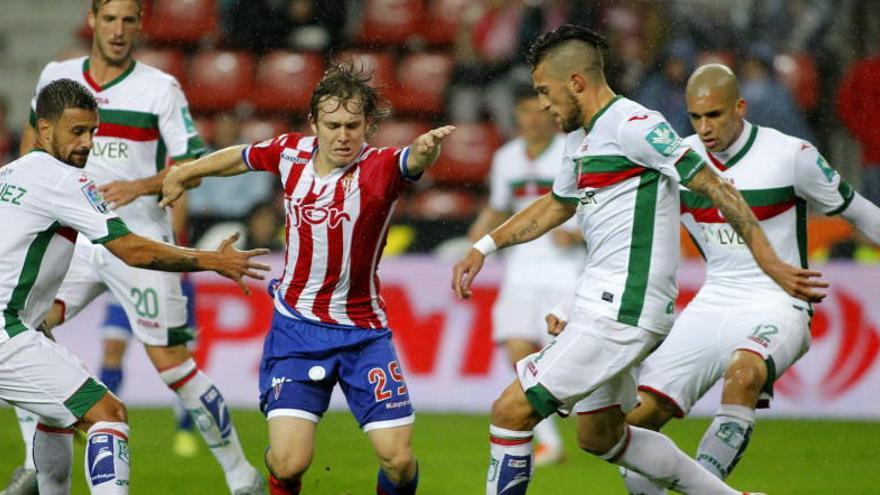 Halilovic trata de superar la defensa del Granada.