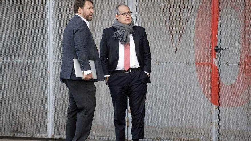 Por la izquierda, José Luis Martínez de Urbina junto a Germán Robles en el exterior de El Molinón.