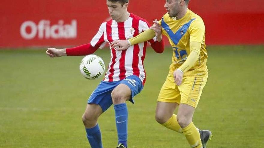 Nacho Méndez protege el balón ante un jugador del Badalona.