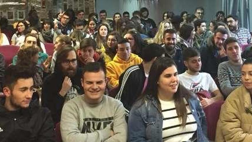 Alumnos del Menéndez Pidal participantes en el rastrillo solidario.