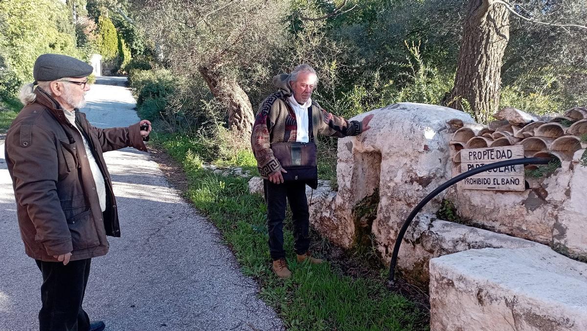 José Antonio Barberá y José Enrique de la Ossa, ante la fuente centenaria, al pie del Monte San Antón.