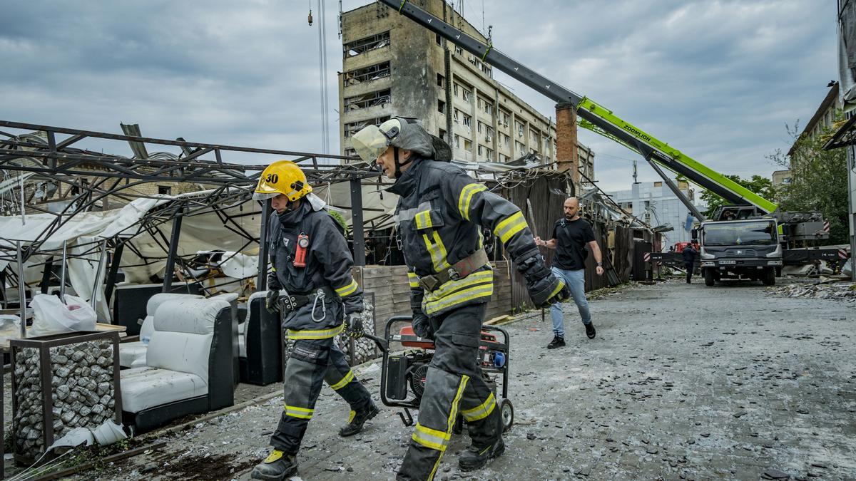 Trabajos de búsqueda y rescate tras el ataque con misiles por parte de Rusia contra un restaurante en la ciudad de Kramatorsk, situada en el este de Ucrania