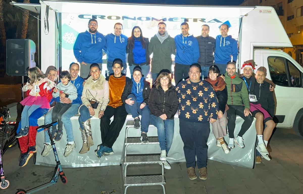 Organizadores y autoridades en la San Silvestre del Port de Sagunt.