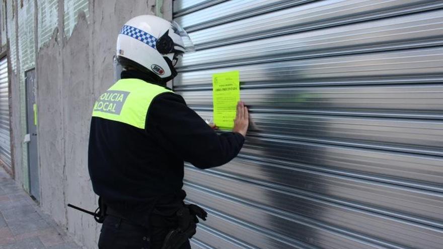 Un agente de la Policía Local de Mijas durante una intervención.