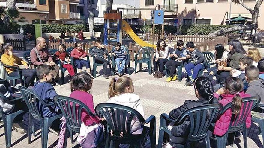 Un grupo de niños en la plaza a reformar.