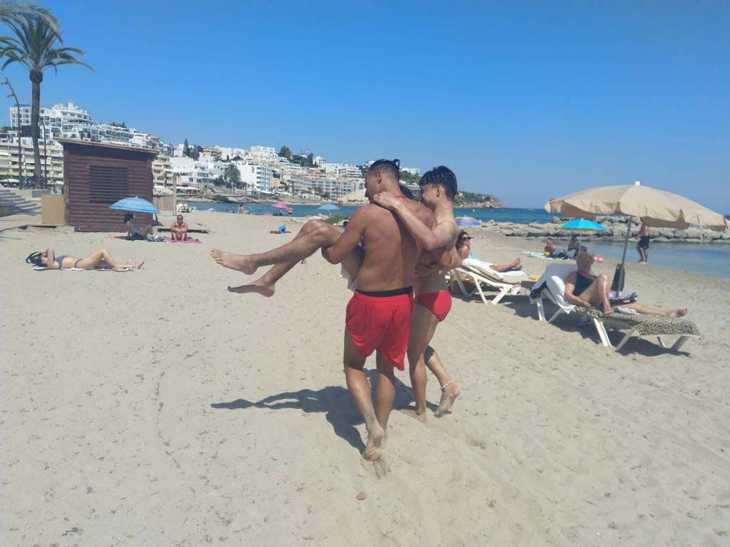 Un menor se clava un anzuelo doble enredado en unas boyas en una playa de Ibiza