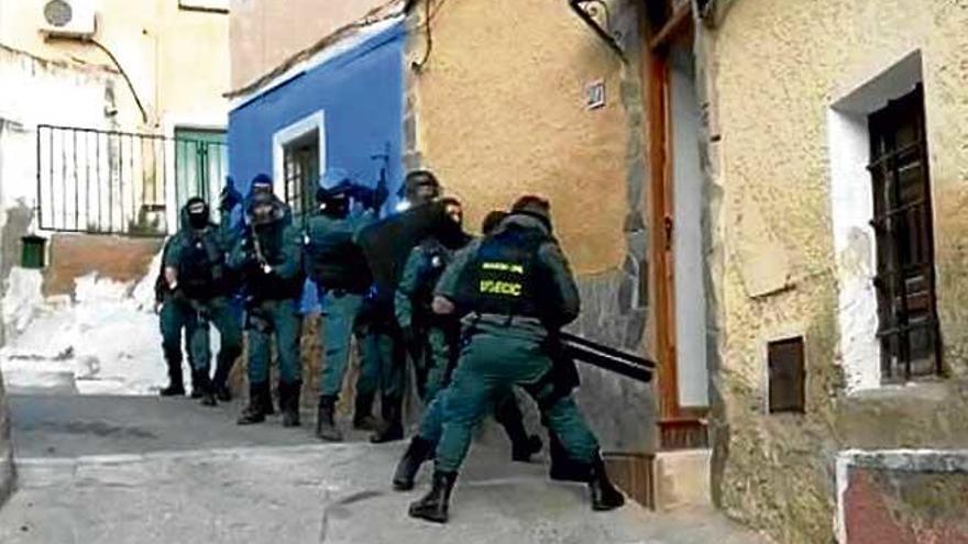 Una decena de guardias armados allanaron la casa de ´La Eva´ en Hellín