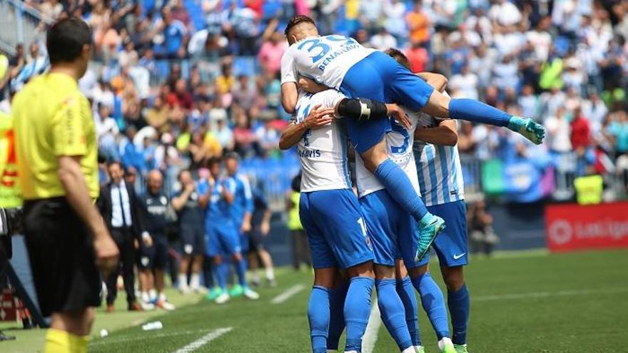 La plantilla celebra un gol reciente.