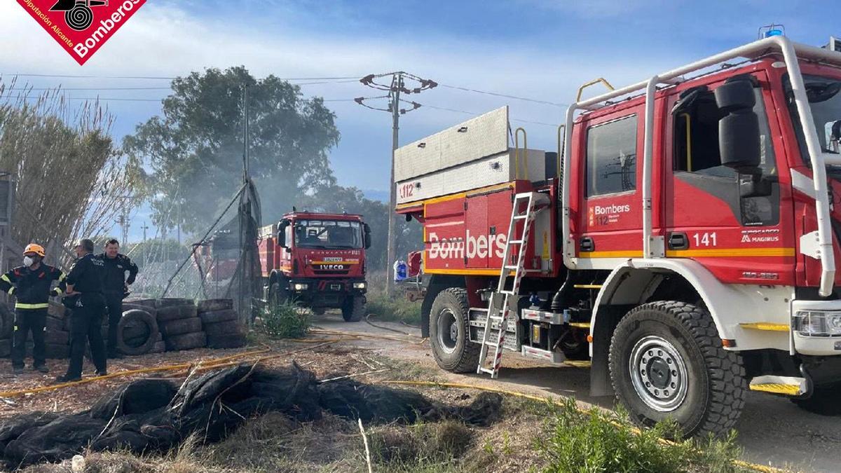Un incendio en Xàbia obliga a confinar a los vecinos de la zona por precaución