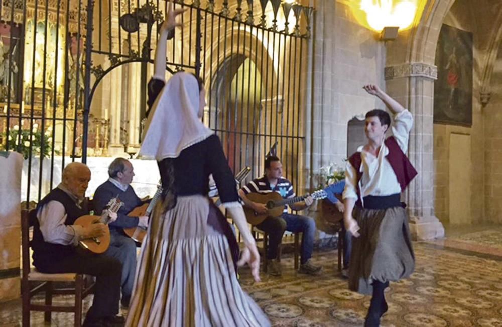 Traditionell zieht es die Mallorquiner am Ostermontag zu kleinen Kapellen, um die Auferstehung Jesu zu feiern. Diese Wanderungen werden pancaritats genannt. Ein Hingucker sind große paellas, die in riesigen Pfannen zubereitet werden.