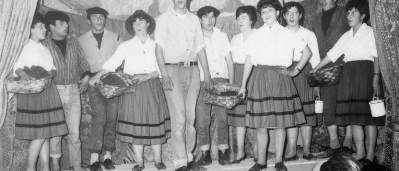 Teatro en Verducedo, coa obra &quot;Aí veñen os mariñeiros&quot;, no baixo de Balbino &quot;Pitilín&quot;. Anos 1964/65.  // Arquivo