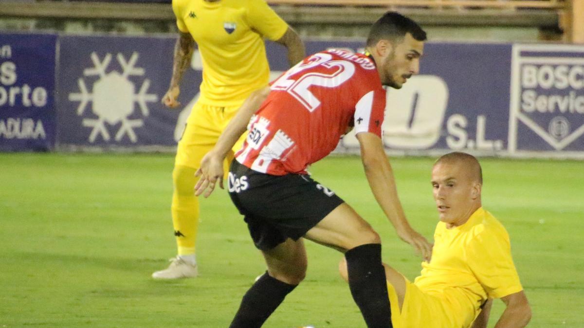 Lolo González en un lance del juego del Extremadura-Logroñés del pasado sábado