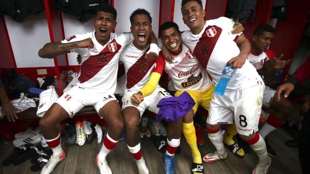 Renato Tapia, segundo por la izquierda, celebra en el vestuario la victoria de Perú con sus compañeros de selección. // RPP NOTICIAS