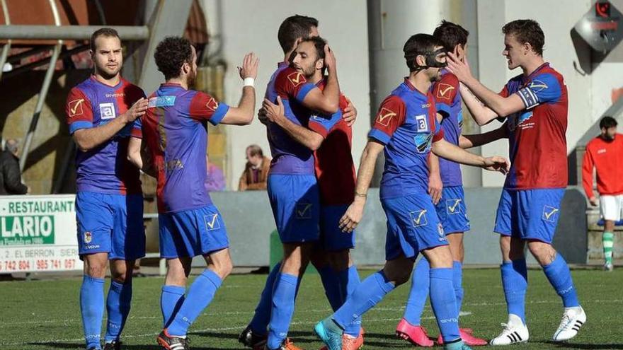 Los jugadores del Langreo celebran un tanto esta temporada.