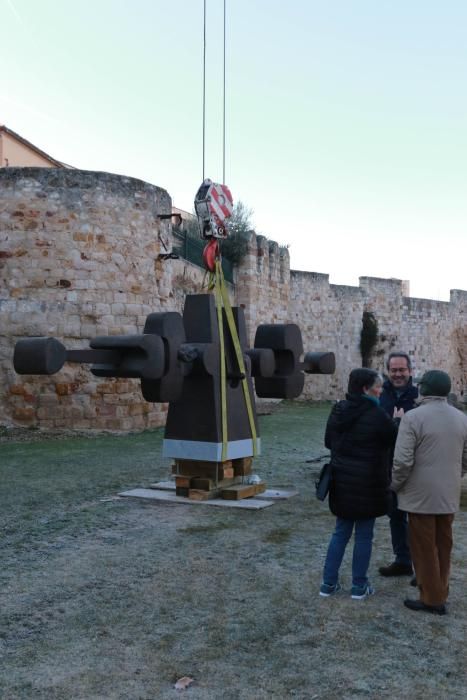 Istalación de la escultura "Equilibrio Horizonal"