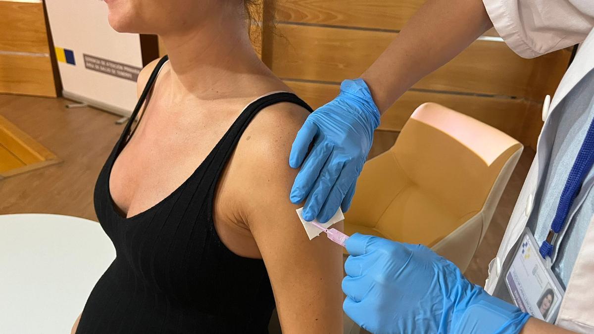 Mujer embarazada se vacuna contra la gripe en Tenerife