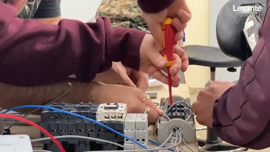 Un curso de Cruz Roja y Femeval busca empleo para 13 personas y solucionar la falta de técnicos en ascensores tras la dana