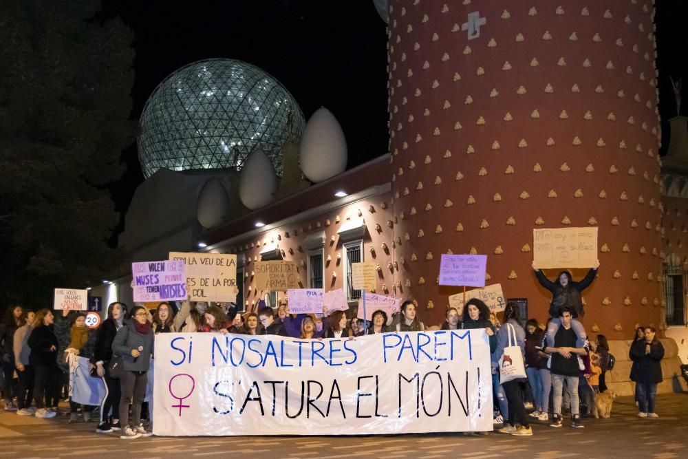 Centenars de persones surten al carrer el 8M